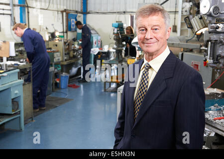 Besitzer des Engineering-Fabrik mit Personal im Hintergrund Stockfoto