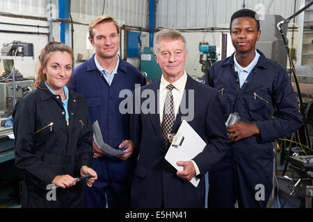 Porträt der Manager und Mitarbeiter im Maschinenbau-Fabrik Stockfoto