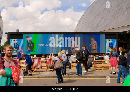 Menschen, die Sport bei BBC am Kai - ein live-Unterhaltung-Festival statt bei den Commonwealth Games in Glasgow ansehen Stockfoto