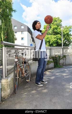 Porträt des jungen männlichen Studenten mit dem Fahrrad in die Stadt Stockfoto