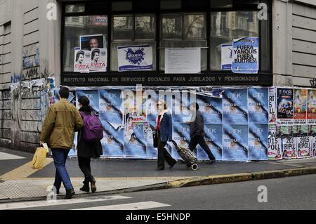 Buenos Aires, Argentinien. 1. August 2014. Poster lesen '' CFK: Nationalstolz '' erscheinen in Buenos Aires Präsidentin Cristina Fernandez de Kirchner auf ihre Haltung gegen zurückgehaltene Gläubiger als Land-Standards zu unterstützen. © Patricio Murphy/ZUMA Draht/Alamy Live-Nachrichten Stockfoto