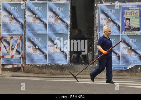 Buenos Aires, Argentinien. 1. August 2014. Poster lesen '' CFK: Nationalstolz '' erscheinen in Buenos Aires Präsidentin Cristina Fernandez de Kirchner auf ihre Haltung gegen zurückgehaltene Gläubiger als Land-Standards zu unterstützen. © Patricio Murphy/ZUMA Draht/Alamy Live-Nachrichten Stockfoto