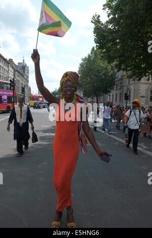 London, UK. 1. August 2014. Nachkommen von Sklaven marschierten von Brixton Downing Street fordern Wiedergutmachung für den Sklavenhandel und die Rückführung in Afrika Credit: Rachel Megawhat/Alamy Live News Stockfoto