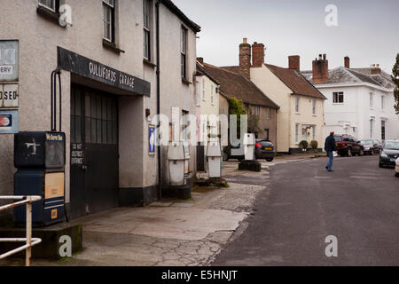 Großbritannien, England, Somerset, Nether Stowey, Lime Street, alte Zapfsäulen außerhalb Gullifords Garage Stockfoto