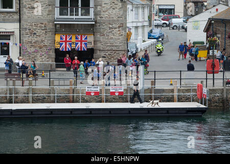 Der neue Ponton im Hafen von Looe, Cornwall, überprüfen Polizei mit einem Hund, bevor es von Prinz Charles eröffnet wurde. Stockfoto