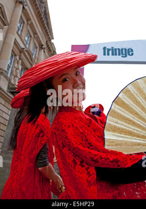 Edinburgh, Schottland, Vereinigtes Königreich, gegossen 1. August 2014, erster Tag des Edinburgh Fringe Festival, Royal Mile, Mitglied von Taiwan Jade und Künstler-Tanzgruppe, die "Eiern of Blessings" auf dem Festival durchführen. Stockfoto