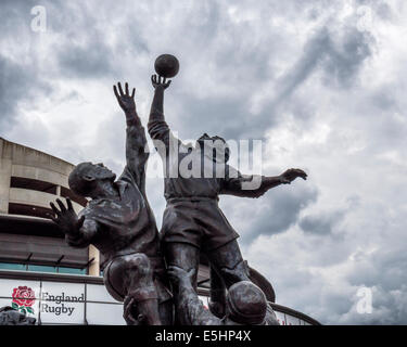 Twickenham Rugby Union-Stadion und Bronze Skulptur des Rugby-Spieler springen für ein Rugby-Ball, London, England, UK Stockfoto