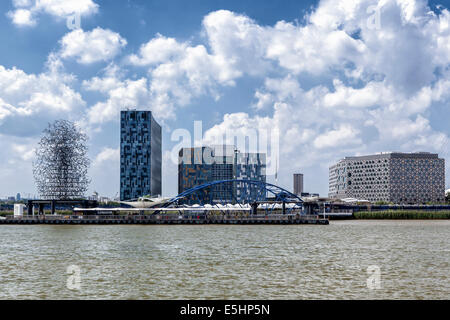 North Greenwich Pier, riesige Antony Gormley Skulptur und moderne Architektur auf dem Fluss Themse, Greenwich Peninsula, London Stockfoto