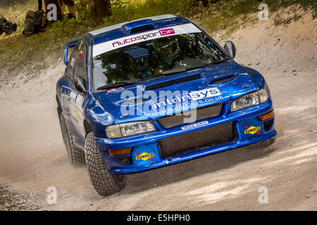 2000 Subaru Impreza WRC mit Fahrer Roger Duckworth auf der Rallye inszenieren auf der 2014 Goodwood Festival of Speed, Sussex, UK. Stockfoto