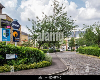 Immobilienmakler Zeichen in s London, zu verkaufen, verkauft und lassen - Candler Mews, Twickenham, London, UK Stockfoto