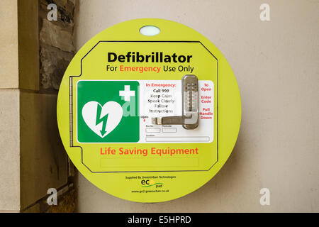 Notfall Herz Defibrillator lebensrettende Ausrüstung für Herzstillstand mit Code Sperre Wand montiert für die öffentliche Nutzung. England-UK Stockfoto