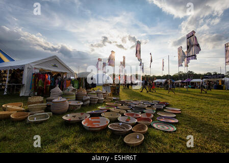 Malmesbury, Großbritannien, 25.07.2014: Atmosphäre bei WOMAD - Welt der Musik, Kunst und Tanz. Ein Stand mit ethnischen afrikanische waren. Bild von Julie Edwards Stockfoto