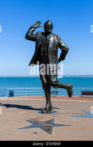 Statue von Komiker Eric Morecambe in seinem "bringen mich Sunshine" posieren auf der Strandpromenade im Seebad Morecambe, Lancs, UK Stockfoto