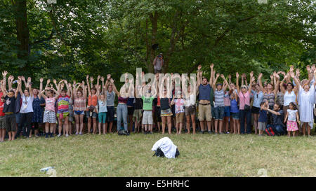 Malmesbury, Großbritannien, 27.07.2014: Atmosphäre bei WOMAD - Welt der Musik, Kunst und Tanz. Lach-Yoga in der Wellness-Bereich des Festivals. Bild von Julie Edwards Stockfoto