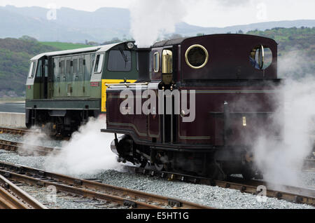 Wieder Dampf und Diesel Lokomotiven "Taliesin" und "Vale of wieder" an Porthmadog Hafen Station Stockfoto