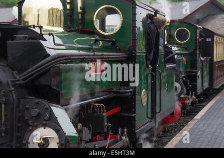 Wieder Dampflokomotiven "Blanche" und "Linda" bei Porthmadog Hafen Station Stockfoto