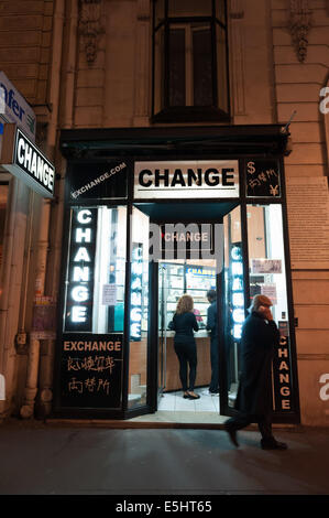 PARIS, Frankreich, 28. Oktober 2012. Beleuchtete Wechselstube / Geldwechsel in der Nacht Stockfoto