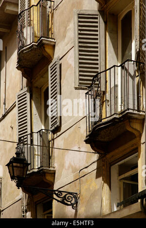 Detail der schmiedeeisernen Balkonen mit Louvre Türen, Verona, Italien. Stockfoto