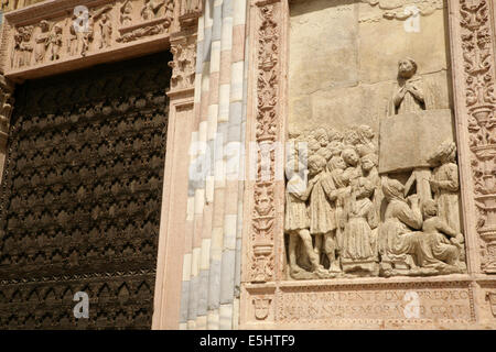 Tor in dem gotischen Stil Dominikanische Basilika di Sant'Anastasia, Verona, Italien. Stockfoto