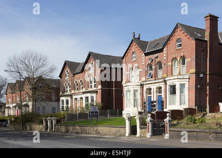 Reihe der großen Häuser viktorianischen Doppelhaushälfte auf neue Chorley Road, Bolton, Lancashire, einer in ein-Bett-Appartements umgewandelt. Stockfoto