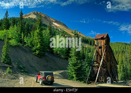 Jeep, Welle Haus und Red Mountain Nr. 3, Yankee Girl Mine, in der Nähe von Ouray, Colorado USA Stockfoto