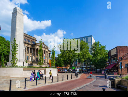 Preston Kenotaph und Harris Museum and Art Gallery, Marktplatz, Preston, Lancashire, UK Stockfoto