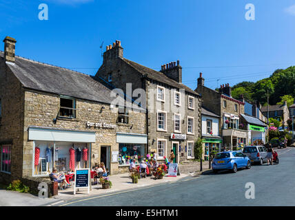 Geschäfte und Café auf dem Marktplatz im Zentrum der kleinen Stadt von Settle, North Yorkshire, UK Stockfoto