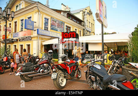 Bikerparty in das legendäre Café an der Hauptstraße der historischen Bolschaja Pokrowskaja. Stockfoto