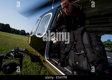 Trooper Michael McCloskey, Maryland State Police Flug Medic, Ausfahrten Trooper 7 während einer MedEvac-Mission, 16. Juni 2014 in Balti Stockfoto