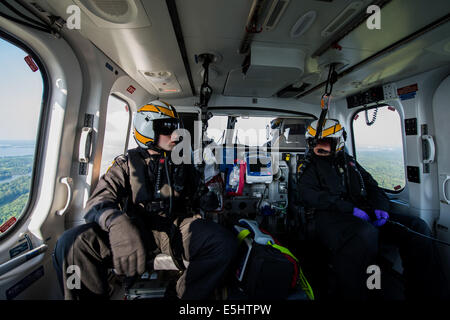 Maryland State Police Flug Sanitäter Corporal Mattingly und Soldat Michael McCloskey, sprechen Mediziner auf den Boden und spüre Stockfoto