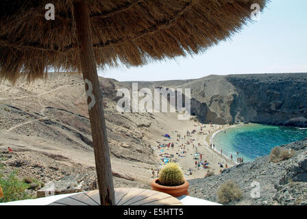 Blick von Restaurantterrasse auf Papagayo-Strand - Playa Blanca Lanzarote Kanarische Inseln Stockfoto