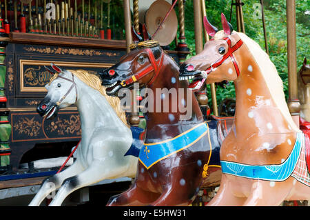 Festplatz Pferde gehen Gallopers auf eine fröhliche Runde Karussell Stockfoto