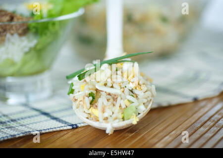 Salat mit Reis, Eiern, Thunfisch und Gemüse Stockfoto