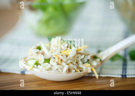 Salat mit Reis, Eiern, Thunfisch und Gemüse Stockfoto