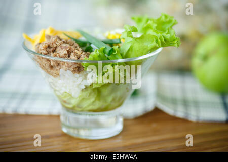 Salat mit Reis, Eiern, Thunfisch und Gemüse Stockfoto