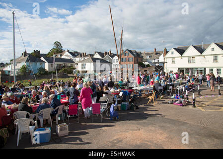 Topsham der längste Tisch Devon England UK Bewohner füllen die Straßen und Kai mit Food & Getränke für die Gemeinschaft zu feiern Stockfoto