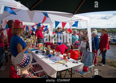 Topsham der längste Tisch Devon England UK Bewohner füllen die Straßen und Kai mit Food & Getränke für die Gemeinschaft zu feiern Stockfoto