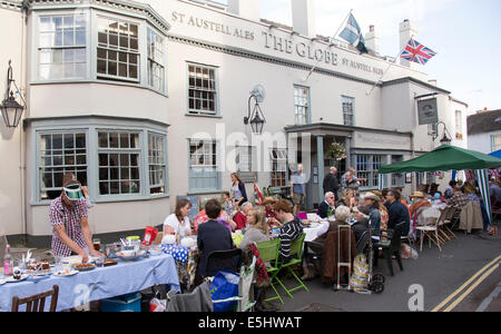 Topsham der längste Tisch Devon England UK Bewohner füllen die Straßen und Kai mit Food & Getränke für die Gemeinschaft zu feiern Stockfoto