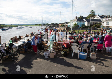 Topsham der längste Tisch Devon England UK Bewohner füllen die Straßen und Kai mit Food & Getränke für die Gemeinschaft zu feiern Stockfoto