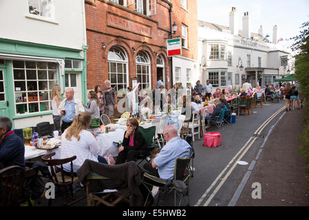 Topsham der längste Tisch Devon England UK Bewohner füllen die Straßen und Kai mit Food & Getränke für die Gemeinschaft zu feiern Stockfoto