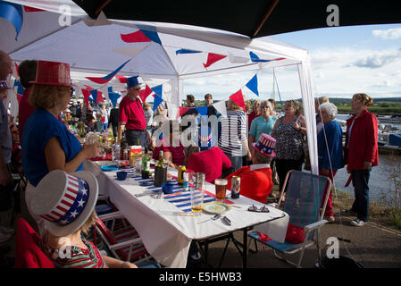 Topsham der längste Tisch Devon England UK Bewohner füllen die Straßen und Kai mit Food & Getränke für die Gemeinschaft zu feiern Stockfoto