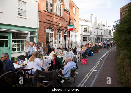 Topsham der längste Tisch Devon England UK Bewohner füllen die Straßen und Kai mit Food & Getränke für die Gemeinschaft zu feiern Stockfoto