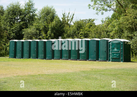 Kunststoff in einem Feld stehen Mobiltoiletten Stockfoto