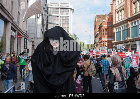 London, UK. 1. August 2014. Der Sensenmann droht große, wie Tausende von Palästinensern und ihren Unterstützern in London vor der israelischen Botschaft, die nach dem Zusammenbruch der 72-Stunden Waffenruhe in dem andauernden Konflikt zu protestieren. Bildnachweis: Paul Davey/Alamy Live-Nachrichten Stockfoto