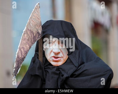 London, UK. 1. August 2014. Ein Mann verkleidet als Tod trägt eine Maske Benjamin Netanyahu schließt sich Tausende von pro-palästinensische Demonstranten zu einer Kundgebung in der israelischen Botschaft in London. Bildnachweis: Pete Maclaine/Alamy Live-Nachrichten Stockfoto