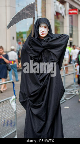 London, UK. 1. August 2014. Ein Mann verkleidet als Tod trägt eine Maske Benjamin Netanyahu schließt sich Tausende von pro-palästinensische Demonstranten zu einer Kundgebung in der israelischen Botschaft in London. Bildnachweis: Pete Maclaine/Alamy Live-Nachrichten Stockfoto