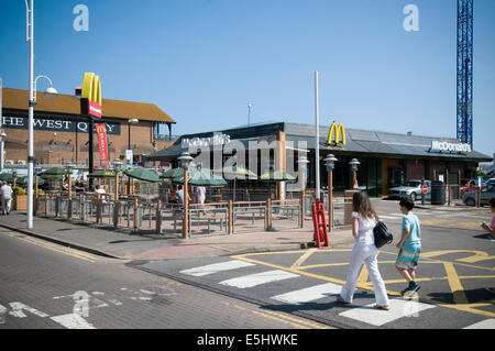 McDonalds McDonalds durchfahren bis Restaurant Restaurants Zweig speichern Brighton Marina beschäftigt Outlet Fastfood golden Stockfoto