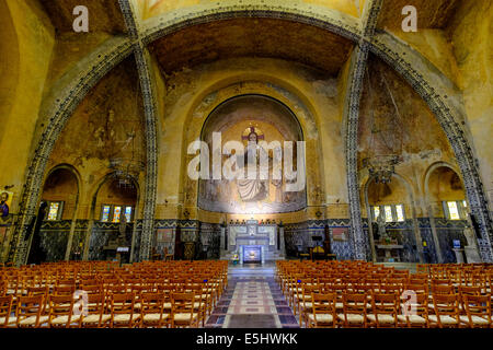 Innenraum der Eglise St Julien, Domfront, Basse-Normandie, Frankreich Stockfoto