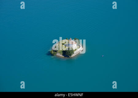 LUFTAUFNAHME. Kapelle auf einer Insel, umgeben von türkisfarbenem Wasser. Saint-Michel Island, Chorges, Lake Serre-Ponçon, Hautes-Alpes, Frankreich. Stockfoto