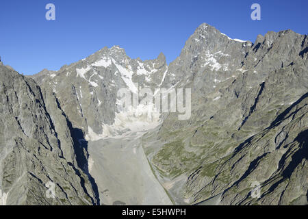 LUFTAUFNAHME. Südliche Felswand des Barre des Écrins, höchster Gipfel (Höhe: 4102m m ü.d.M.) im Nationalpark Écrins. Hautes-Alpes, Frankreich. Stockfoto